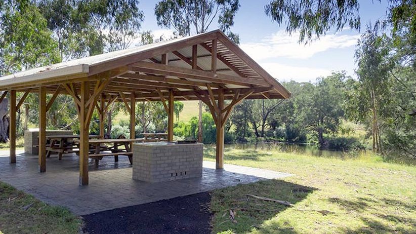 Outdoor shade with a pleasant environment to stay cool without an AC